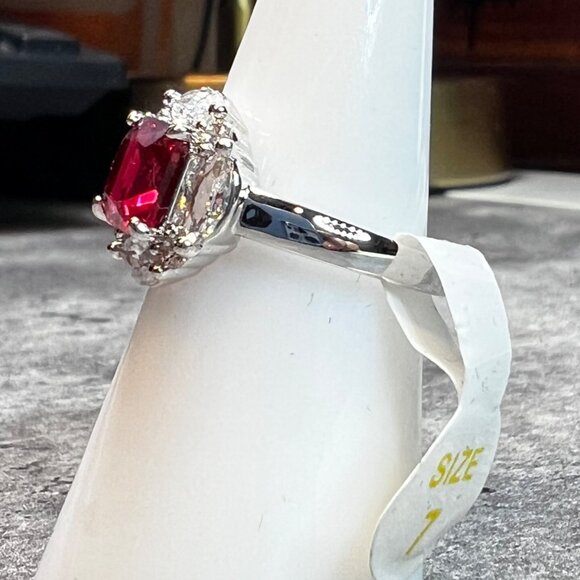 Ring Bomb Party Ring, NWOT, size 7, Red gemstone silver color band - Picture 3 of 4